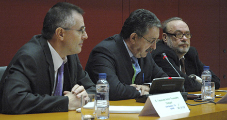 Francisco Javier Fernández campal (Director general de isover); Jaime Sordo, presidente de ATECYR (centro), Javier Izquierdo (Director de la Revista " El Instalador"), a la derecha.