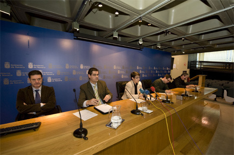 La consejera Sanzberro, flanqueda por Zuazo y Eciolaza a la izquierda y por Poderoso y Asín a la derecha, inaugura la jornada del Plan de Acción por el Clima de Navarra.