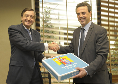 El director general de UNION FENOSA Comercial, Alfonso González de Heredia, y, el presidente de CECU, Fernando Móner Romero, tras la firma del acuerdo.