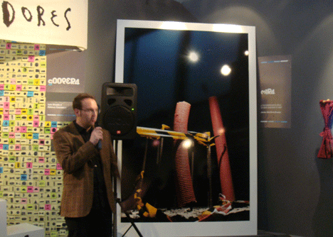 Gonzalo Osés introduce la presentación de los artistas
