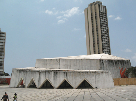 El Palacio de Congresos (Abidjian) antes de su renovación