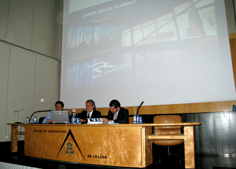 De izquierda a derecha: Alex Peral, Director de Proyectos/Técnica, Manel Maní, Director Comercial, y Francesc Freixes, Director Adjunto de Reynaers Aluminium durante la presentación de empresa.