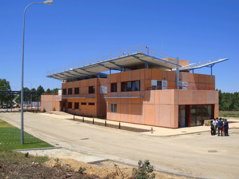 Edificio bioclimático experimental ARFRISOL en las instalaciones del Centro de Desarrollo de Energías Renovables (CEDER-CIEMAT) en Lubia (Soria)