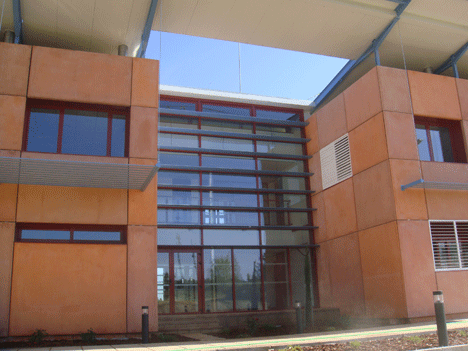 Edificio bioclimático experimental ARFRISOL en las instalaciones del Centro de Desarrollo de Energías Renovables (CEDER-CIEMAT) en Lubia (Soria)