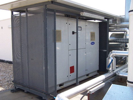 La producción de frío se encomienda a un enfriadora de alta eficiencia condensada por agua y con una capacidad de 247 kW.