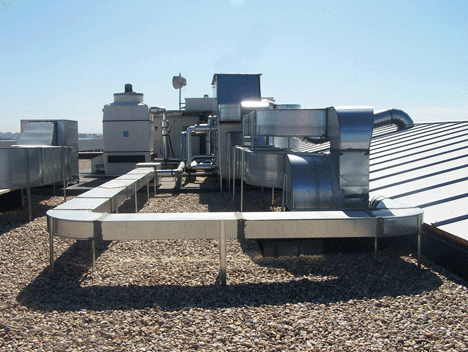 Equipos de climatización y ventilación, ubicados en la cubierta mineral del edificio (enfriadora, climatizador y torre de refrigeración).