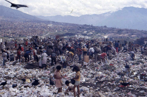 "Morro de Moravia" (Medellín, Colombia), una gran montaña de basura, donde vivían hasta hace poco más de 10.000 personas.