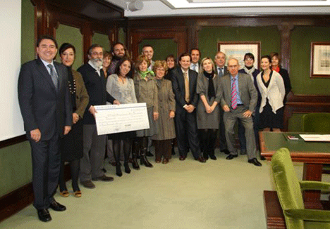 Todos los asistentes al actode entrega por parte de ISOVER de un cheque valorado en 13.000 € a la ONG Arquitectos Sin Fronteras.