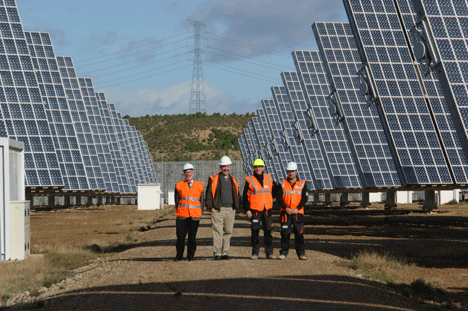 Responsables de Parques Solares de Navarra, con los representantes de EPRI en el parque de Villafranca