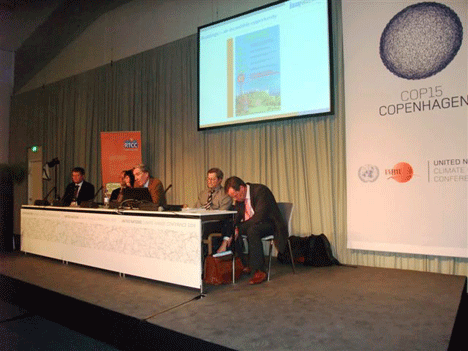 Toby Robson, CEO de Knauf Insulation (en el centro, con chaqueta marrón), durante su intervención en la COP 15 de Copenhague