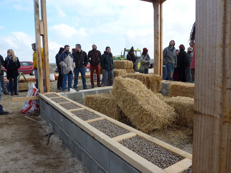 Fardos de paja: Construyendo muros eficientes con residuos de la  agricultura