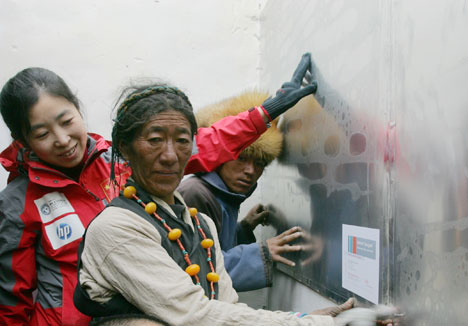 Zona del monte Everest, Tibet: DuPont™ Energain® está siendo utilizado en la casa piloto de un proyecto internacional que ayuda a mejorar confort y eficiencia en los hogares de residentes locales (fotos DuPont™ Energain®).