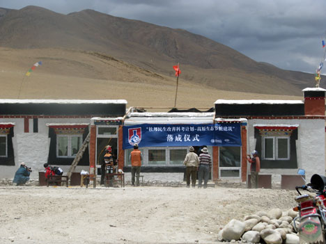 Zona del monte Everest, Tibet: DuPont™ Energain® está siendo utilizado en la casa piloto de un proyecto internacional que ayuda a mejorar confort y eficiencia en los hogares de residentes locales (fotos DuPont™ Energain®).