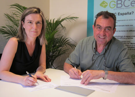 Inés Leal, Directora de CONSTRUIBLE, y Luis Álvarez Ude, Director General de GBCE, durante la firma del acuerdo. 