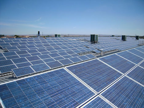 Instalación en cubierta proyectada por la empresa Parques Solares de Navarra en Cascante