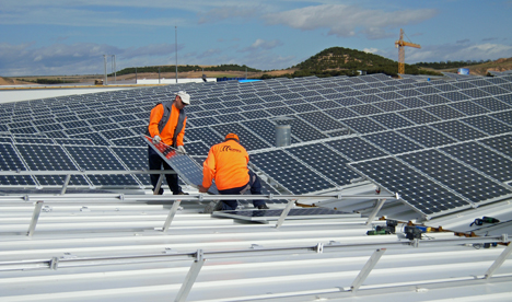 Operarios trabajando en el montaje de un tejado solar promovido por Parques Solares de Navarra 