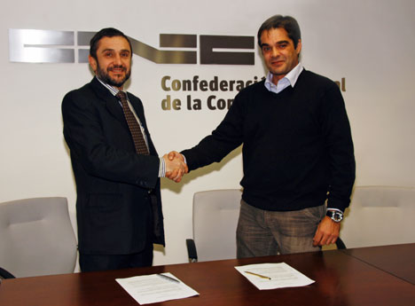 Fotografía de la firma del acuerdo, por parte de los presidentes de ambas asociaciones. (Manual Miranda, de AECTTI a la izquierda, y Adolfo García, de ADRP, a la derecha)