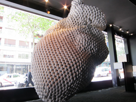 Escultura de un corazón realizada con más de 3.000 perchas de porcelna.