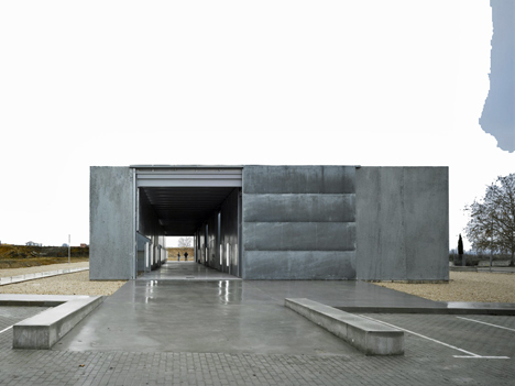 El edificio de “Laboratorios y Almacenes de Reciclado Químico de la Universidad de Alcalá”, presentado por el arquitecto Héctor Fernández Elorza ha merecido el segundo premio