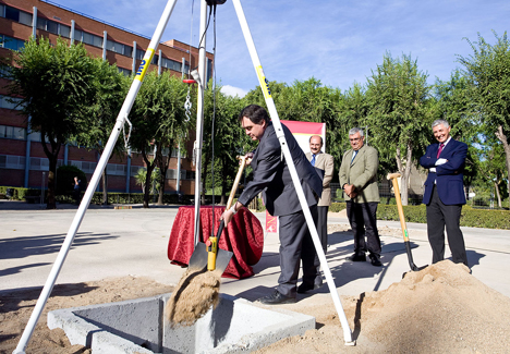 El rector de la Universidad de Sevilla, Joaquín Luque, presidió el acto de colocación de la primera piedra de la biblioteca y centro de recursos de aprendizaje e investigación (CRAI) Antonio de Ulloa que se construye en el campus de Reina Mercedes. 