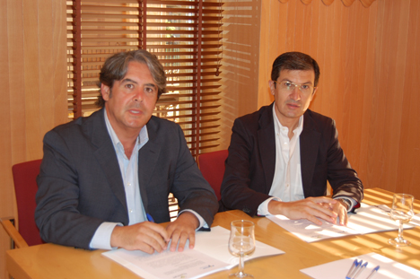 El presidente de AESCON, Manuel Prieto en la firma del acuerdo con el delegado de FNeNERGÍA Víctor Ríos