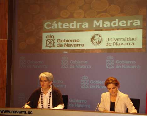 La consejera Goicoechea y la vicerrectora de la Universidad de Navarra, Iciar Asitiasarán, presentan la Cátedra de la Madera. 