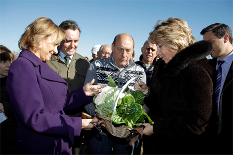 La presidenta, Esperanza Aguirre, ha visitado uno de los huertos 