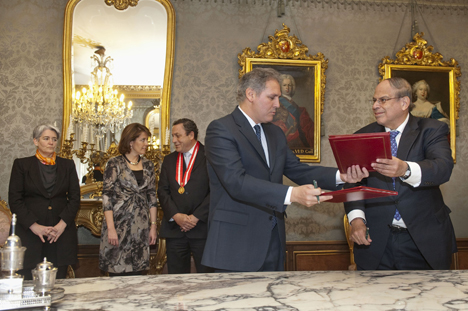 La firma protocolaria del Convenio se ha realizado ante la presencia de la Presidenta del Gobierno de Navarra y el Presidente del Gobierno de Piura (Perú) 
