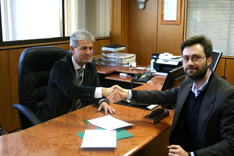 El presidente de COMAFE, Óscar Madrid (a la izquierda), y el director de Relaciones Institucionales, Rafael Serrano, sellando el acuerdo