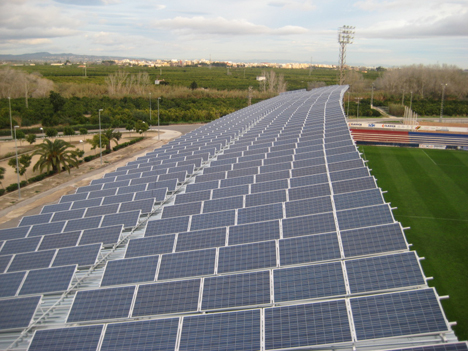 Cubierta fotovoltaica en un campo de fútbol