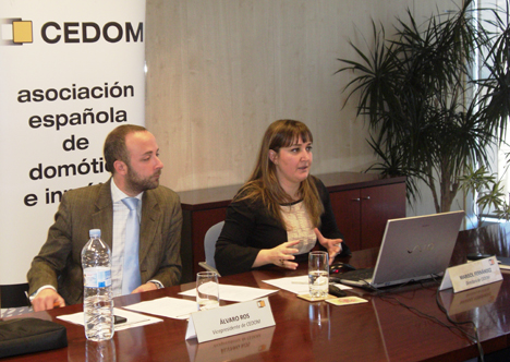 A la izquierda Alvaro Ros, Vicepresidente de CEDOM y a la derecha Marisol Fernández, Directora de CEDOM
