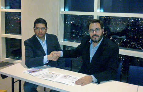 Firma del acuerdo, el Director del Departamento de Energética Edificatoria de CENER, Florencio Manteca (dcha.) y el Director General de BIOMAH, Raúl Huitrón (izq.)