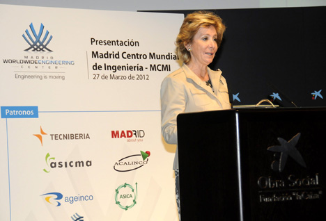 La presidenta de la Comunidad de Madrid, Esperanza Aguirre, durante su intervención en el Auditorio CaixaForum Madrid
