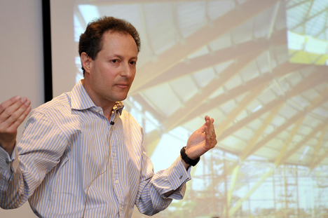 Andrew Lawrence, especialista en cálculo de estructuras de madera y director de la sección de madera de ARUP