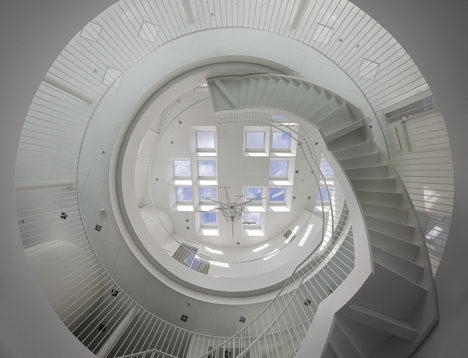 Green Lighthouse, escalera central circular, propicia la ventilación y dirtibucion óptima de la luz natural