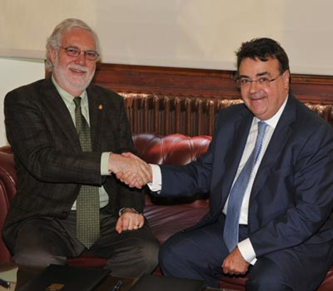El vicerrector de Relaciones Internacionales y adjunto al rector, Dr. Carles Carreras, i el presidente de FUNSEAM, Antoni Llardén, en el acto de firma del acuerdo