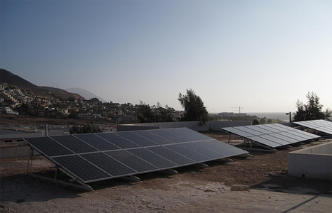 Sistema fotovoltaico donado por Krannich Solar para un proyecto piloto en la Universidad de Tarapacá, Chile