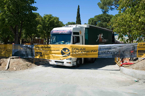 Entrada de los camiones de los equipos participantes con las piezas y módulos prefabricados de los equipos participantes en SDE 2012