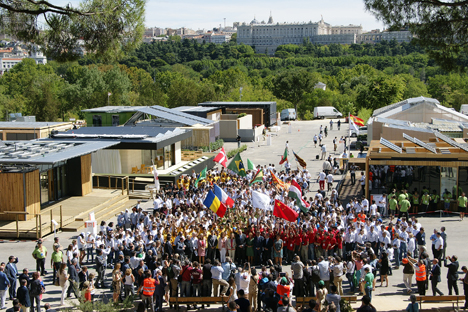 Equipos Solar Decathlon y autoridades en la inauguración