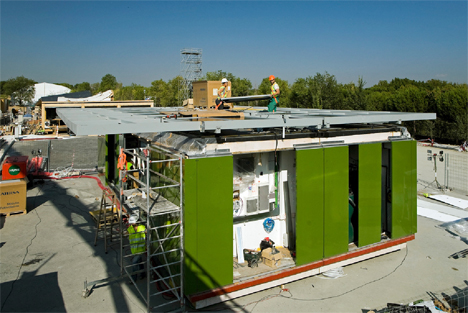 Momentos del montaje de la ekihouse, que incorpora DuPont TM Energain®. Foto Solar Decathlon Europe 2012