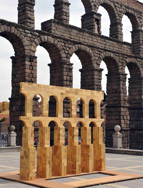 Réplica del Acueducto de Segovia en madera de frondosas estadounidenses en el Festival Hay de Segovia Foto: Javier Salcedo Rico American 