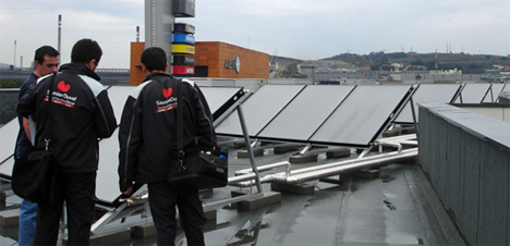 Tecnicos de Saunier Duval en la instalación de paneles solares para la producción de ACS en el Hotel Carris Marineda