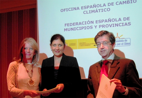 Ángeles Muñoz, Susana Magro y Ángel Fernández, tras la firma del convenio