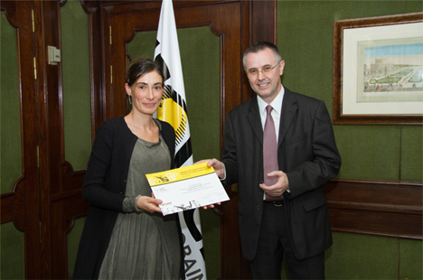 Pilar Calderón recoge el Primer Premio de la mano de Francisco Javier Fernandez Campal, Director General de Isover