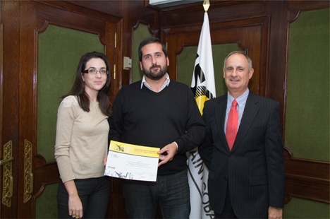 Maria José Carrasco y Sergio Gómez Melgar recogen el premio que entrega el Presidente del Jurado, Carlos Rodero
