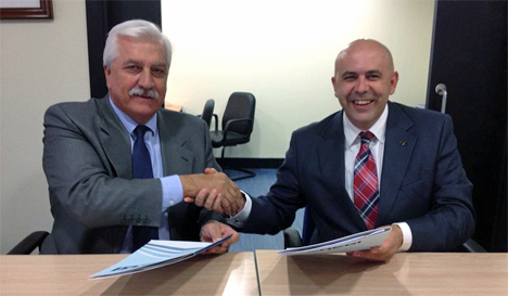 Javier Díaz, Presidente de AVEBIOM, junto al presidente de AEGI, Rafael Rodríguez Tovar, tras la firma del convenio de colaboración