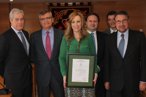 La Alcaldesa de Soto del Real, Encarnación Rivero, recibe el certificado AENOR