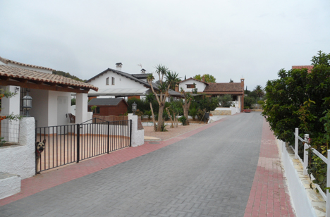 Urbanización de nueve viviendas en Carava de la Cruz, Murcia, con red aislada fotovoltaica