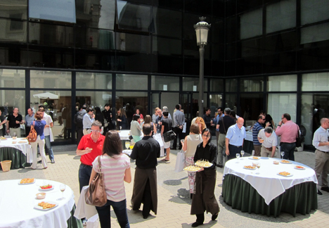 Cóctel celebrado en el exterior de ADEIT - Fundació Universitat Empresa
