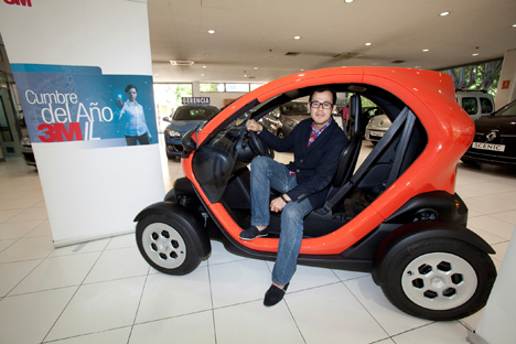 Atahualpa Badillo, el ganador del concurso, en su nuevo Renault Twizy